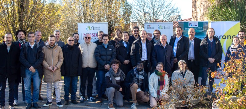 Photo de groupe dehors.