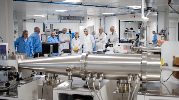 Visite du plateau technique PAMAL (Plateforme d’Analyse des Métaux traces par Ablation Laser) à l'IPREM. Viste petit groupe avec charlottes et blouses et grosse machine.