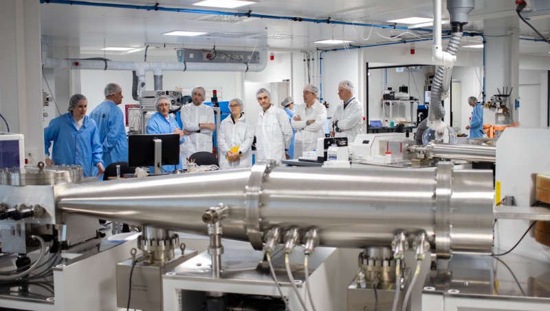 Visite du plateau technique PAMAL (Plateforme d’Analyse des Métaux traces par Ablation Laser) à l'IPREM. Viste petit groupe avec charlottes et blouses et grosse machine.